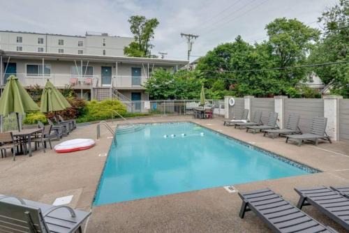 Melrose House | Nashville Studio wpool - Hip Melrose - 8th Ave