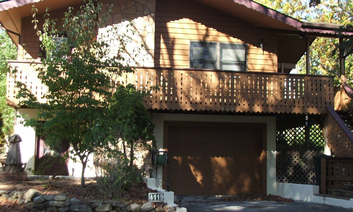 Newland Ski Chalet | NC Blue Ridge Mountain chalet overlooking mountain golf course
