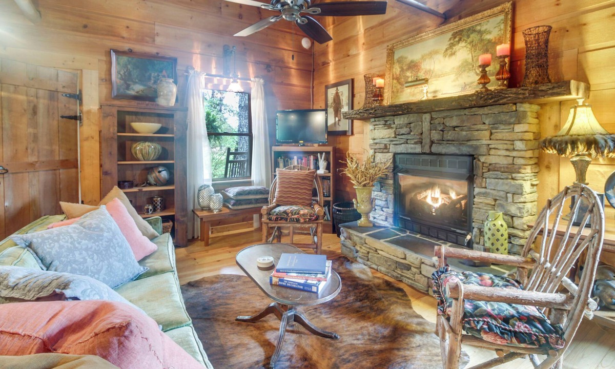 Vale Apartment | Near Hiking: Studio w/Fire Pit in Lawndale!
