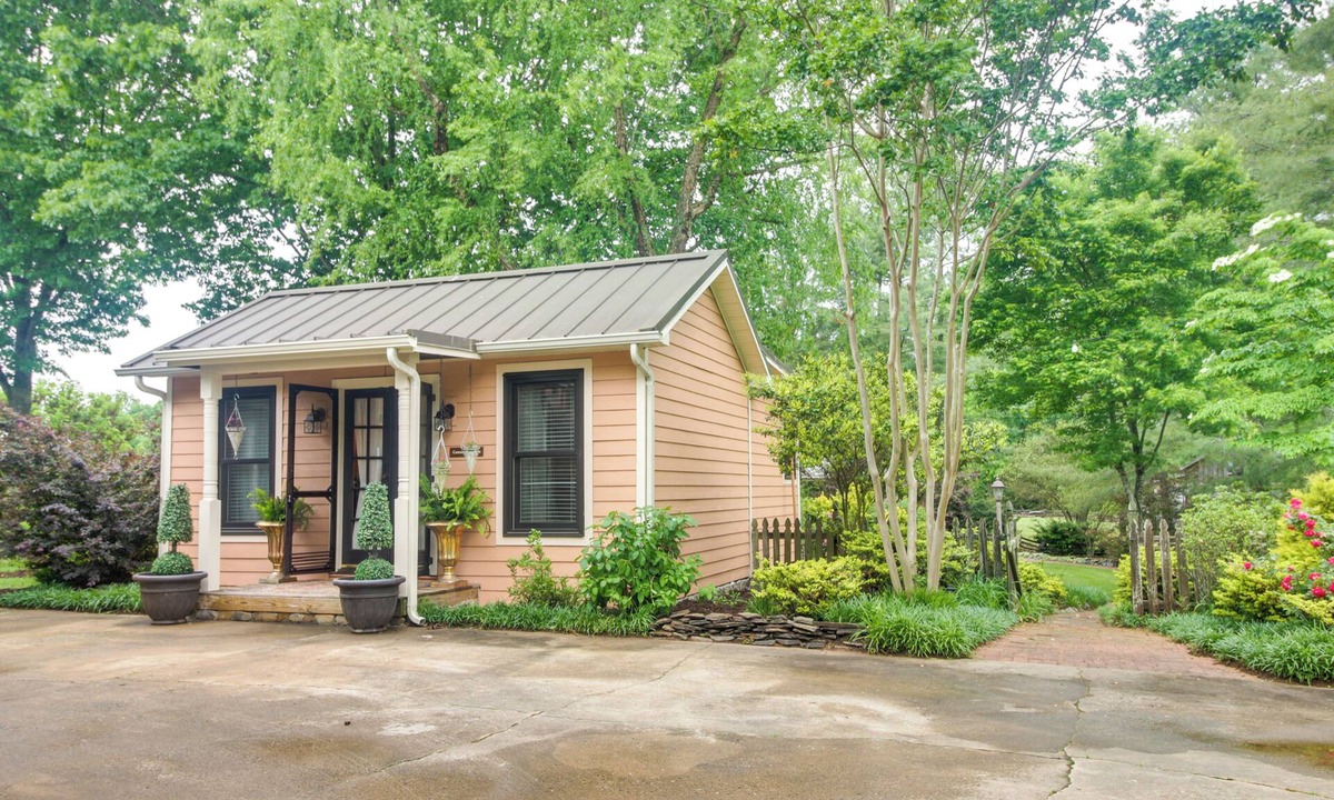 Vale Apartment | Near South Mountain State Park: Studio w/Deck!