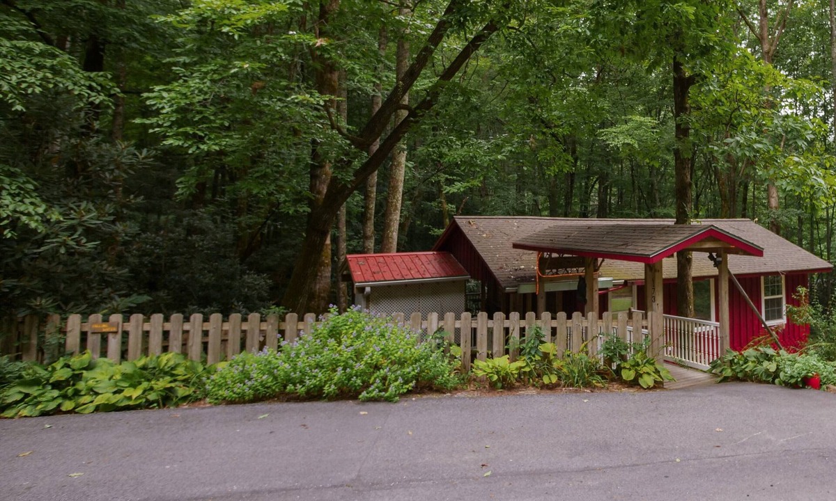 Penrose Cottage | Nestled on Stream - Hot Tub - Grill - Fireplace - Fenced - WiFi - Pets OK