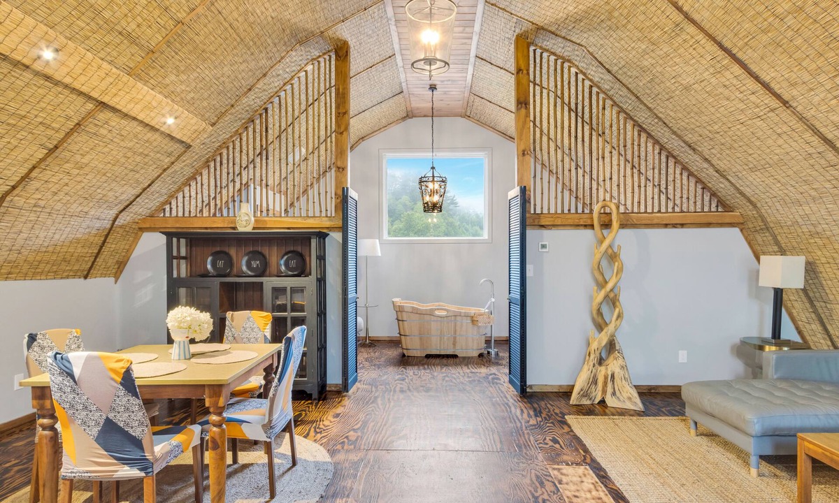 Sugar Grove House | NEW! Barn on private petting zoo farm with Hot Tub!