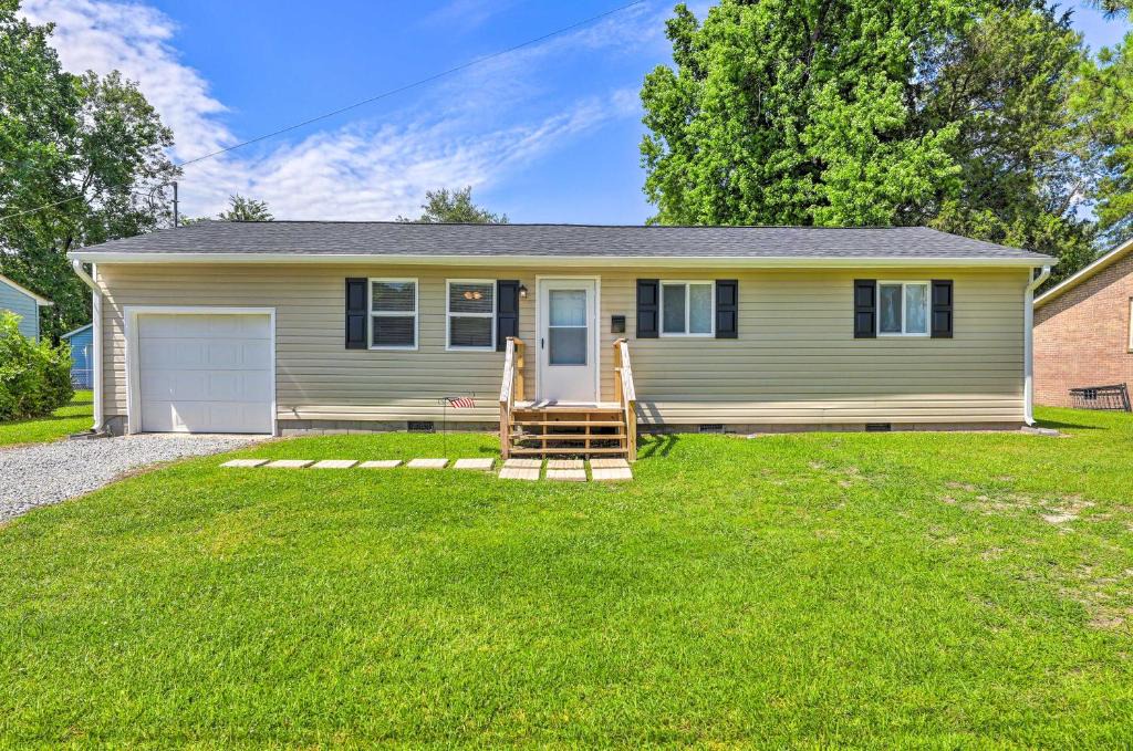 New Bern House | New Bern Abode with Yard about 2 Mi to Neuse River
