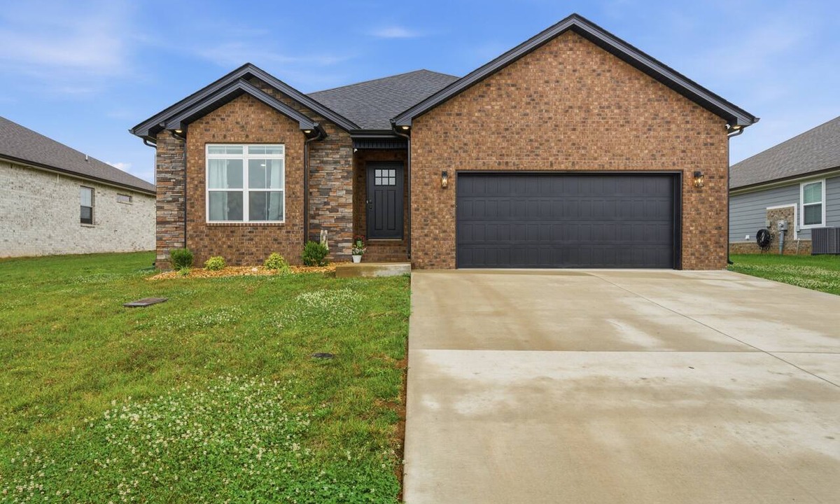 Clarksville House | NEW! Clarksville Family Basecamp w Fireplace & Hot tub