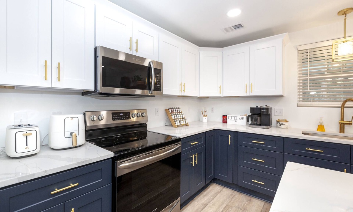 Toddville Road House | New Cozy Modern:3Bedroom house near Airport, Uptown & Whitewater Center.