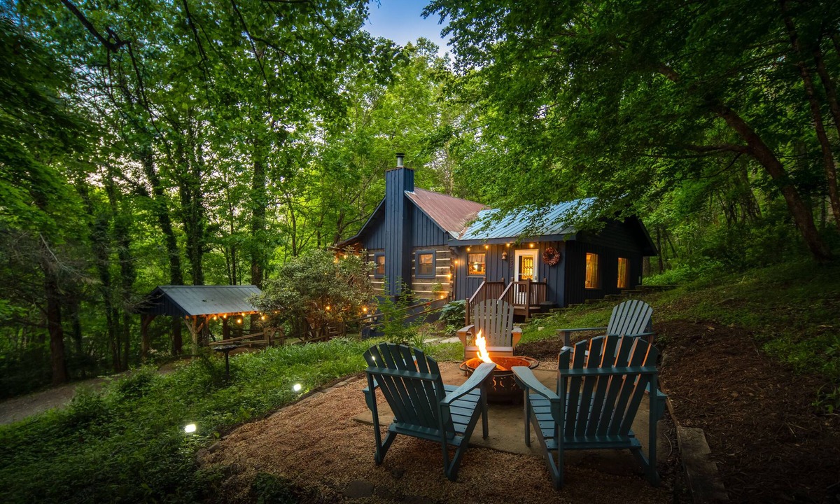 Boone Cabin | New Deck & New Appliances - Fire Pit - Hot Tub and 8 minutes to APP State