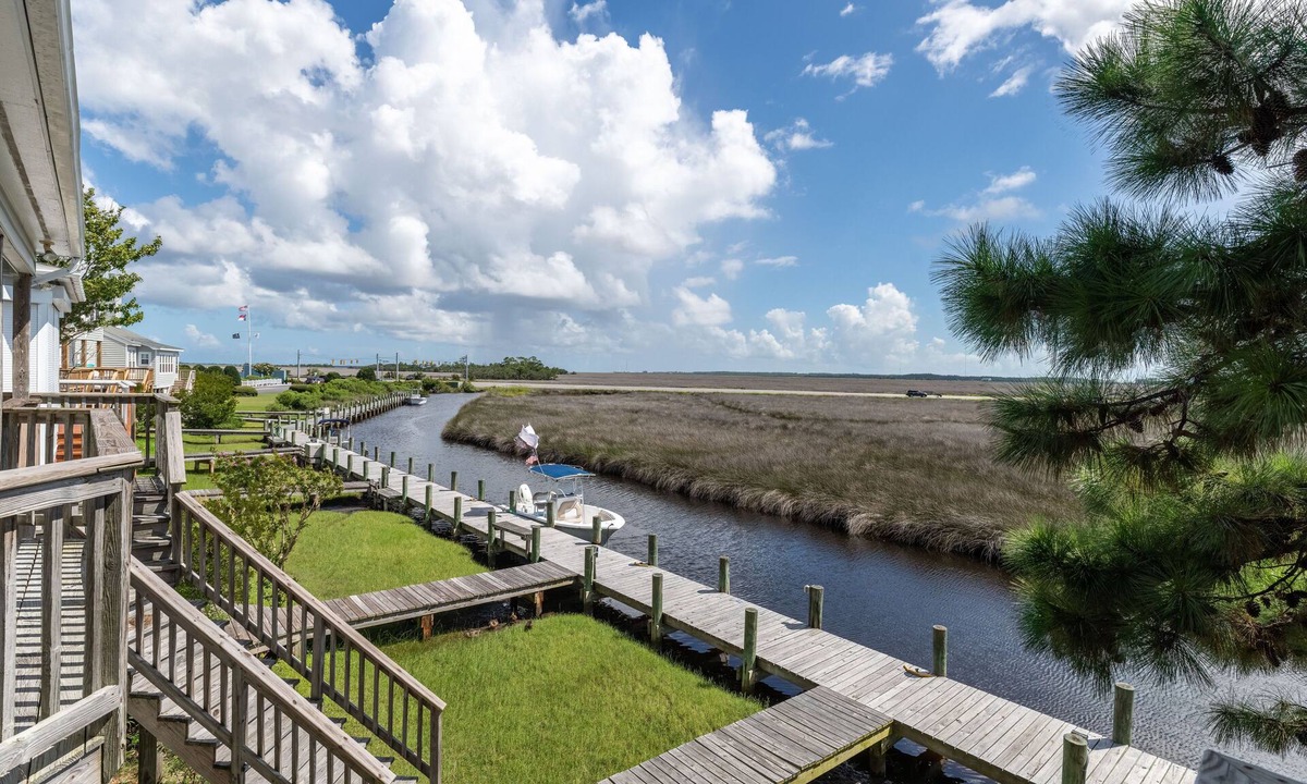 Manteo House | New Listing🌟Waterfront🌟Boat Slip, Dogs ✔️, Fishing, Shared Pool, Beaches🌊☀️🐬