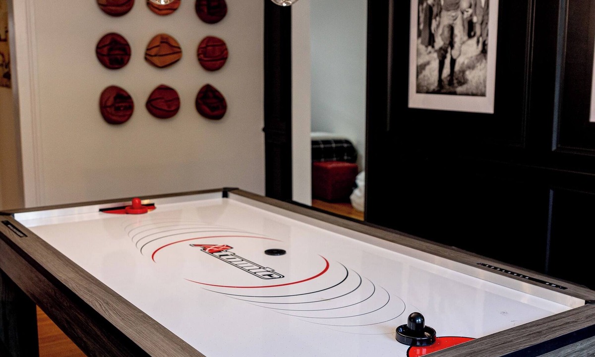 Southwest Raleigh House | NEW Luxe Retro Sports Retreat~Walk to Stadiums