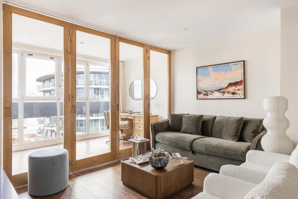 Docklands Apartment | New! Panoramic 2BR Flat with Balcony by Royal Docks
