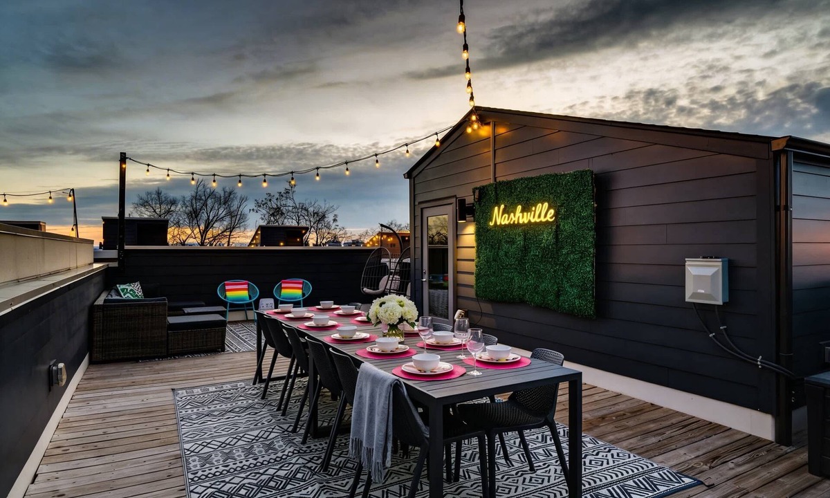 Talbot's Corner House | NEW Pink Howdy Oasis 13 Beds Rooftop View Parking