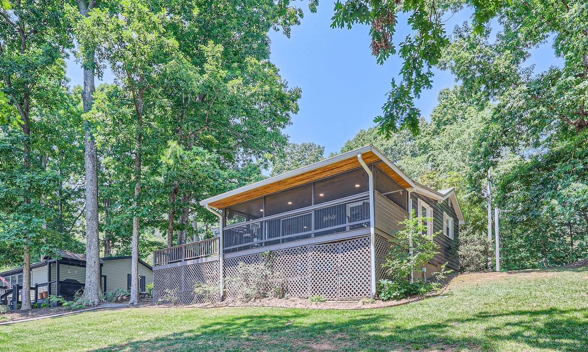 Terrell House | New to VRBO! Charming lakefront cottage with great views!