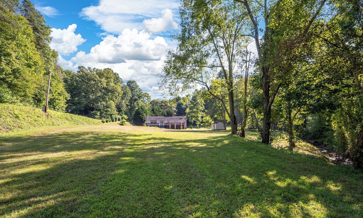 Leicester House | New Vacation Rental-Charming Mountain Home on 2 acres-20 mins to Downtown AVL