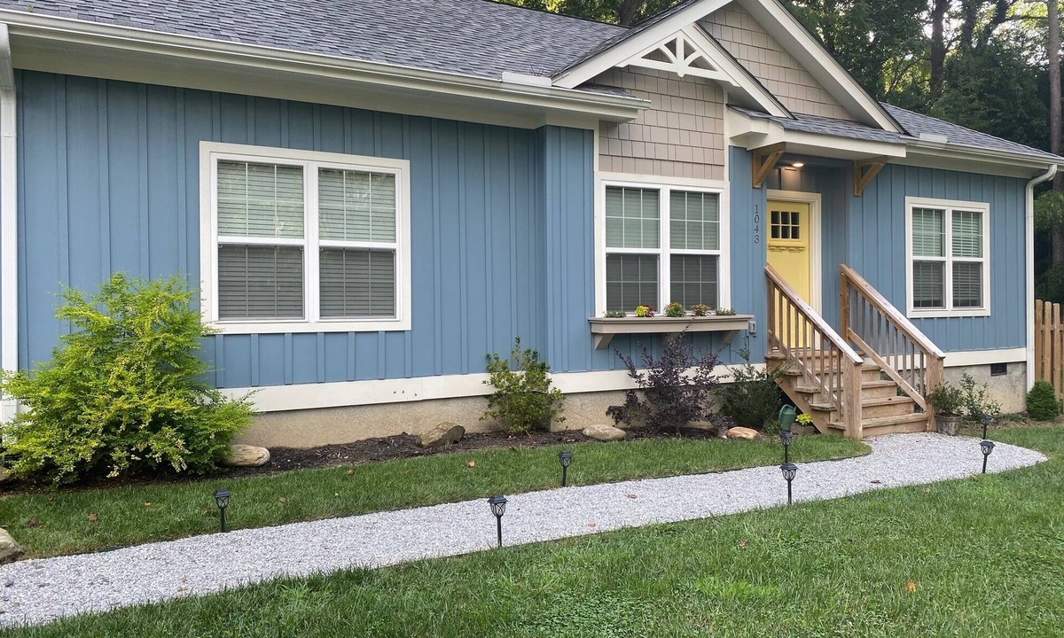 Hendersonville House | Newer home in historic Hendersonville. Near Asheville and Blue Ridge Parkway.