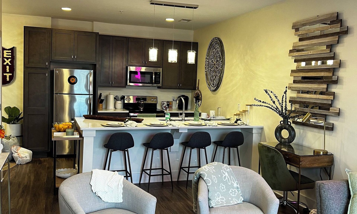 Northern Inglewood Condo | Newly decorated condo! 8 minutes from Broadway. Very clean and safe.