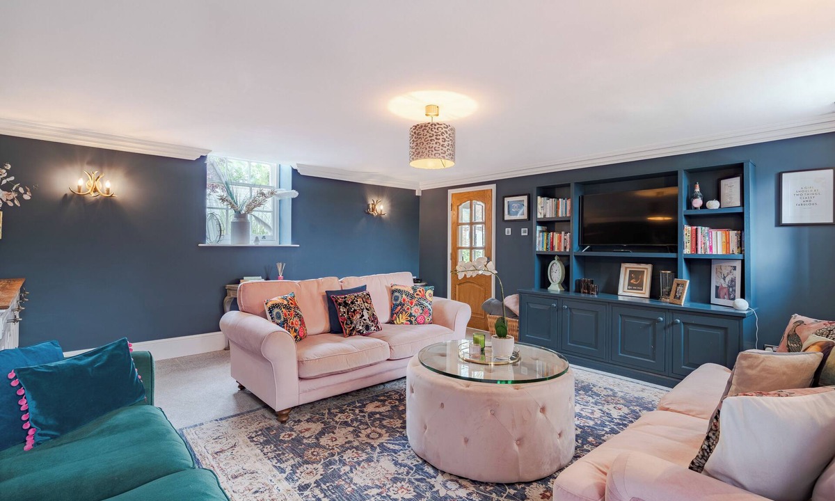 Longham House | NEWLY REFURBED Coach house, private garden, Hot Tub, Games rm, Lake, Up to 8pax