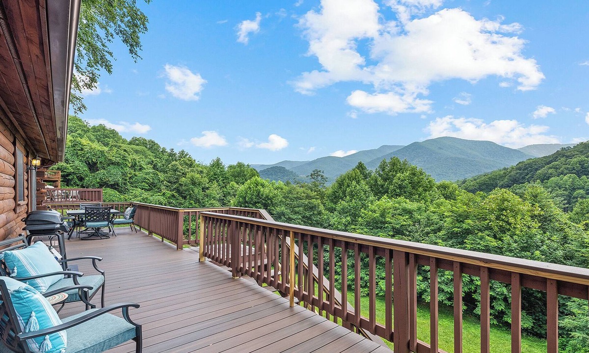 Maggie Valley Cabin | Newly renovated Cabin with Mountain Views, dog friendly, easy access, location.