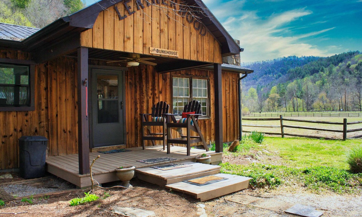 Ferguson Cabin | Newly Renovated, Cute Cabin On Horse Farm,WiFI,Hot Tub,Pet-Friendly