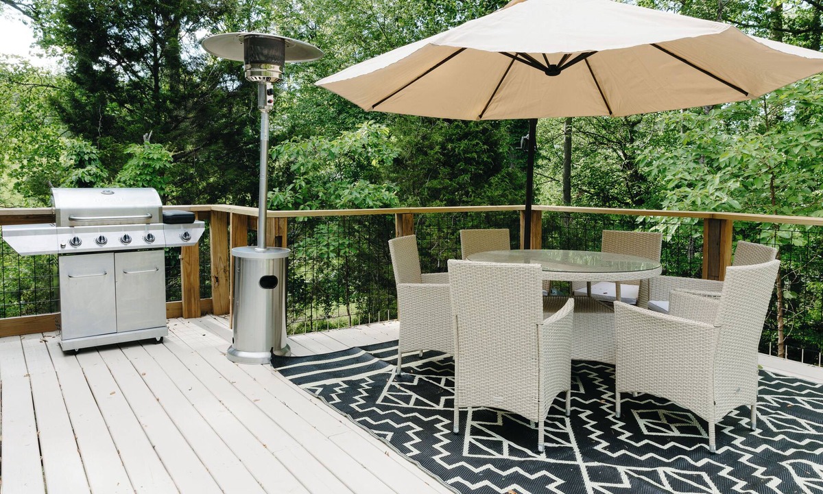 Oakley House | Newly Renovated + King Suite, 4 Queens, Fire pit, Grill + Creek Views