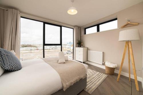 Poole Apartment | No Five Harbour Side