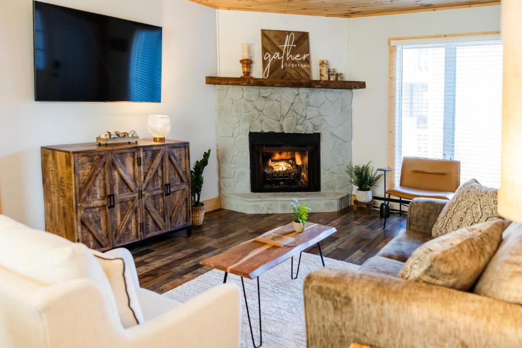 Blowing Rock Apartment | Oak Haven Condo - Downtown Blowing Rock Fully Stocked with 2 King Beds