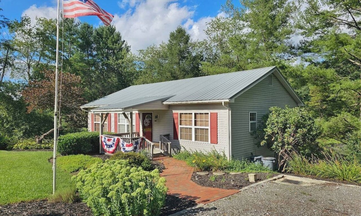 Haywood County House | Oak Park Retreat Upper NEW, Snuggle up, Cozy & Com