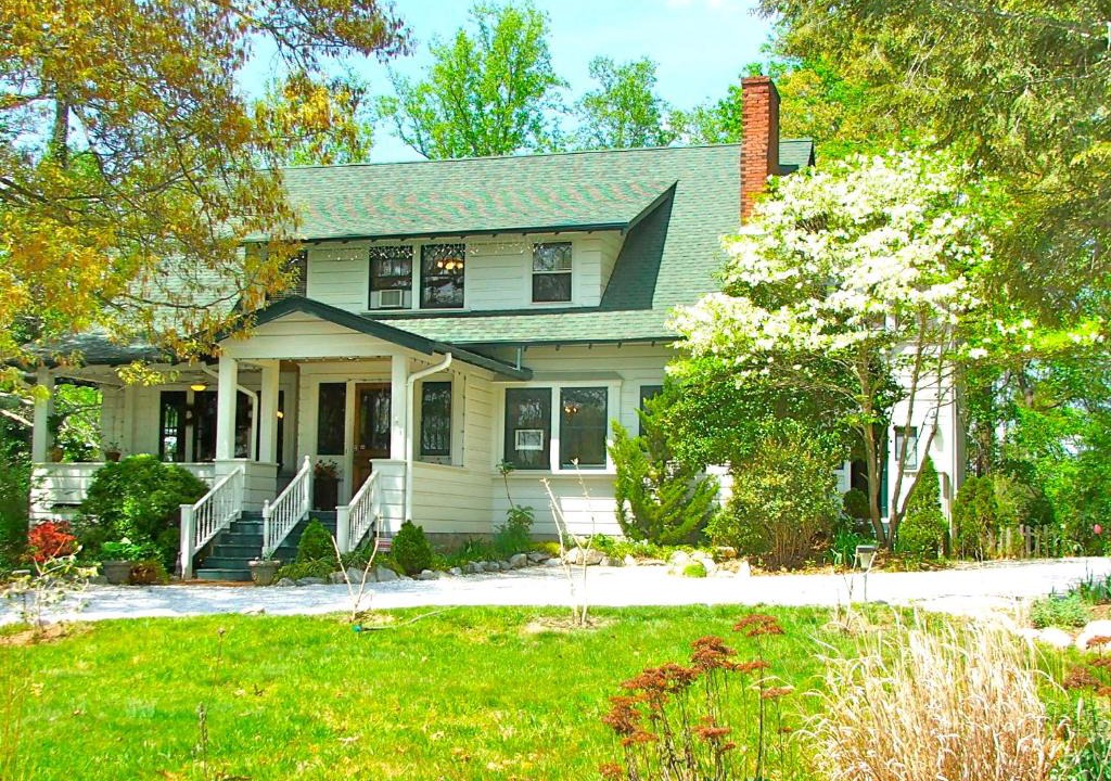 Asheville Bed & Breakfast | Oakland Cottage Bed and Breakfast