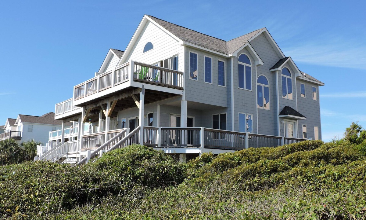 Emerald Isle House | Oceanfront 6BR Half-Duplex – Pool, Beach & Dog-Friendly