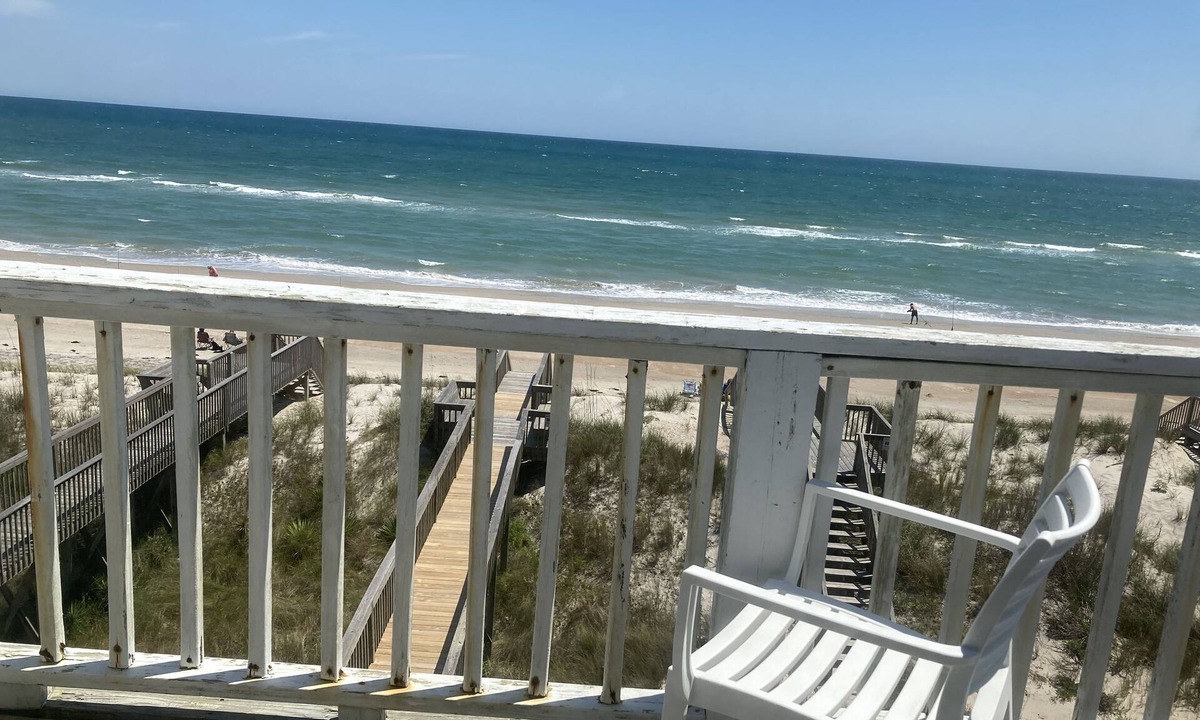 Sneads Ferry House | OCEANFRONT ! Family fun steps from the beach!😎🦀 pet friendly, linens included!