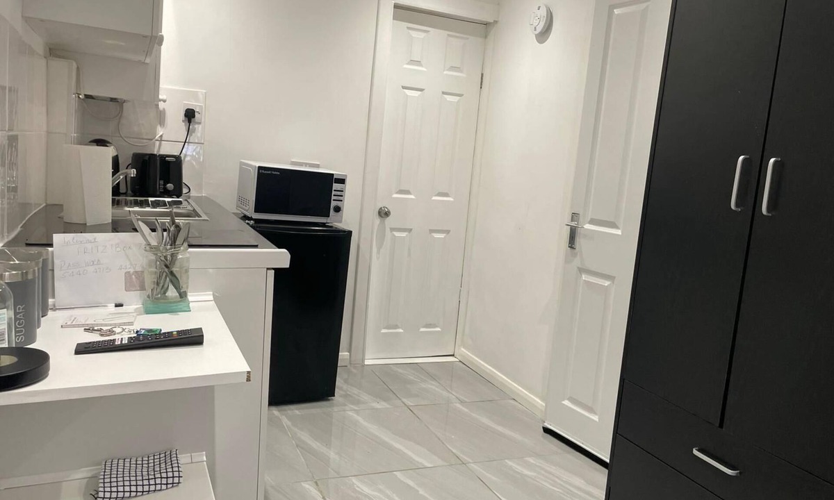 Coventry Apartment | Onsite Cosy Practical Studio - in a Quite Area
