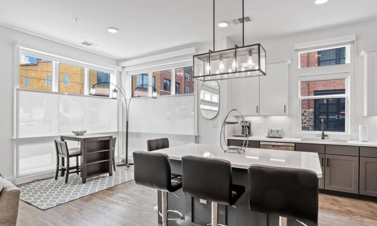 East End - Valley Street Condo | Open Floorplan Ideal Location
