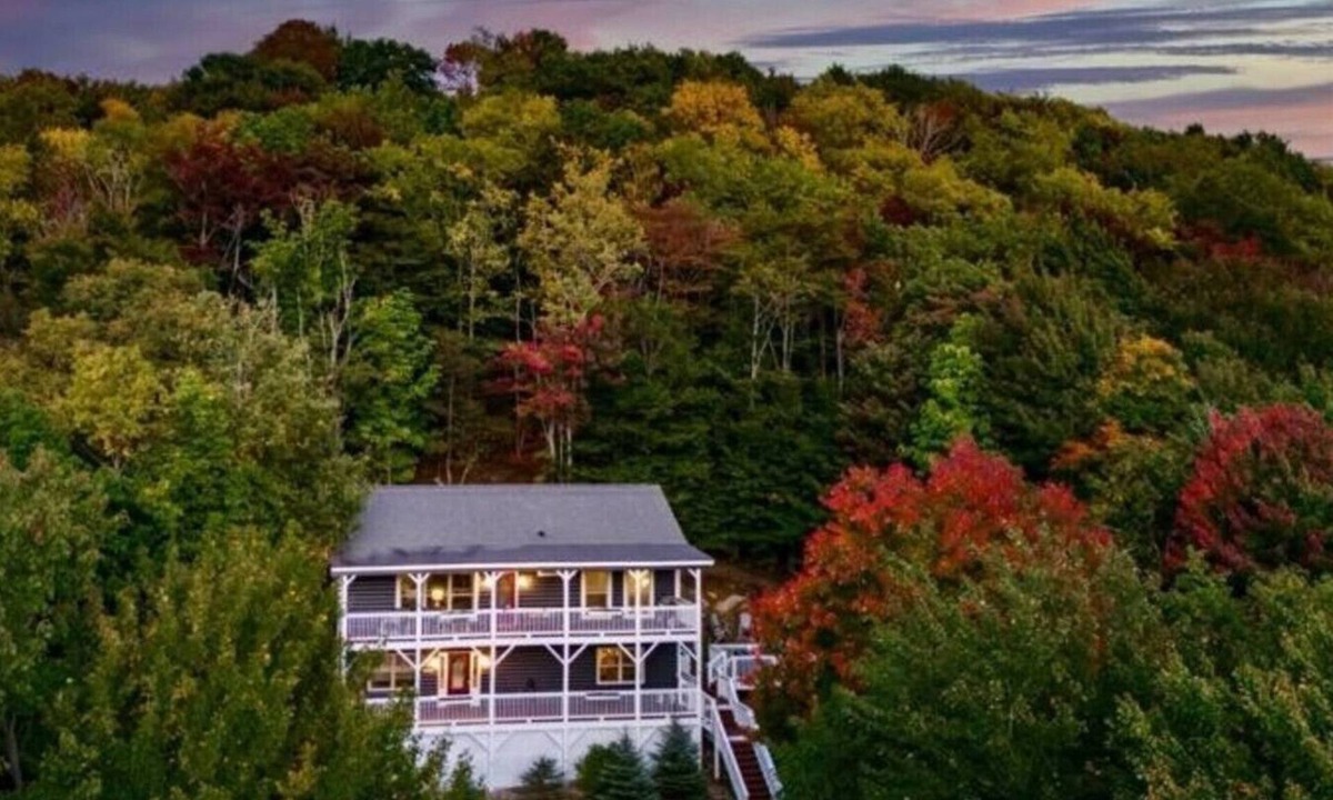 Beech Mountain House | Open Living, Fall Views, Hot Tub, Near Ski Slopes, Pet Friendly!