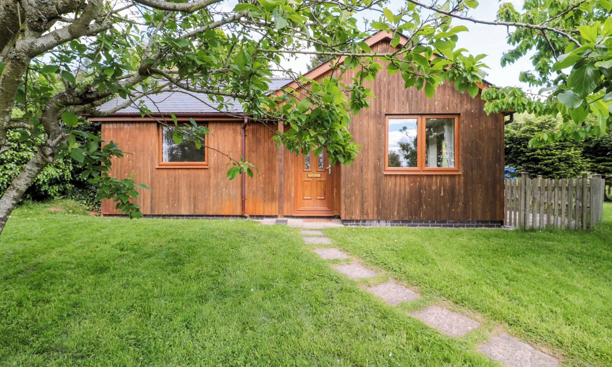 Ledbury Cottage | ORCHARD COTTAGE, family friendly, with a garden in Ledbury
