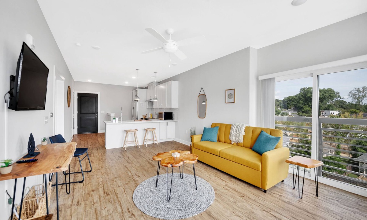 Commonwealth Apartment | Organic Modern ♥ King Bed ♥ In Plaza Midwood