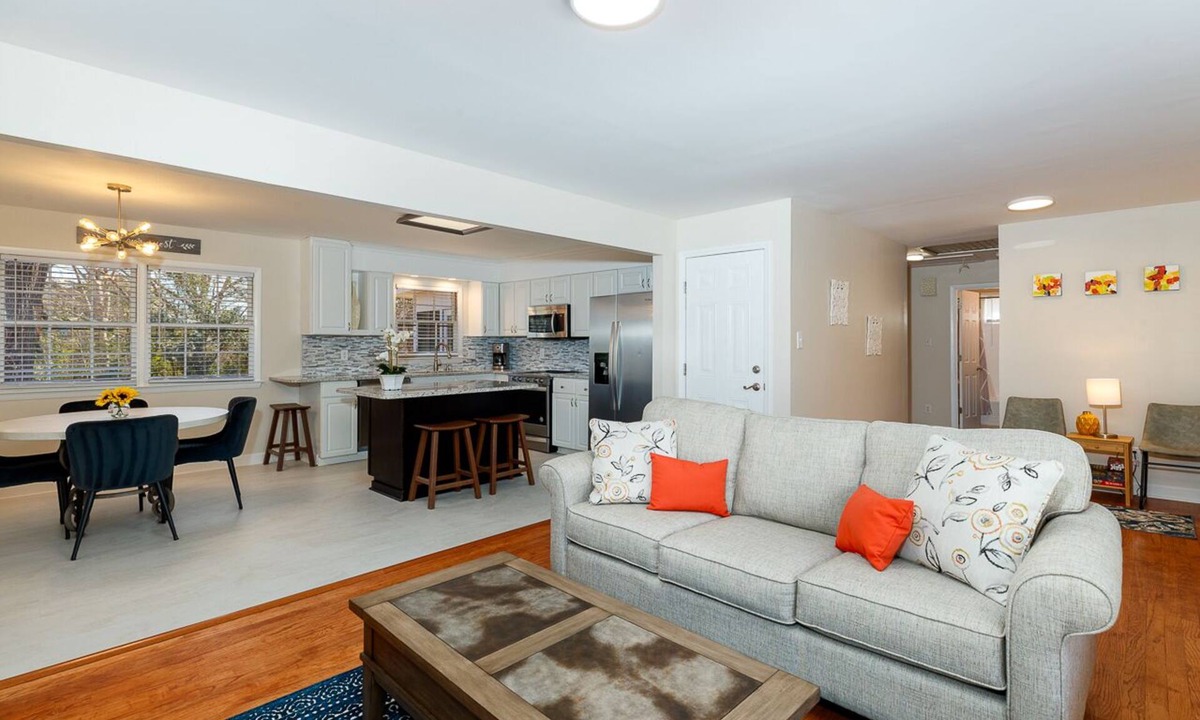 Northwest Raleigh House | Original Oak Tree Oasis: Private sunroom/deck/grill/firepit/yard (❤️ of Raleigh)