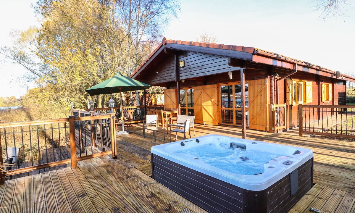 Tattershall Cottage | OSPREY LODGE, pet friendly in Tattershall Lakes Country Park