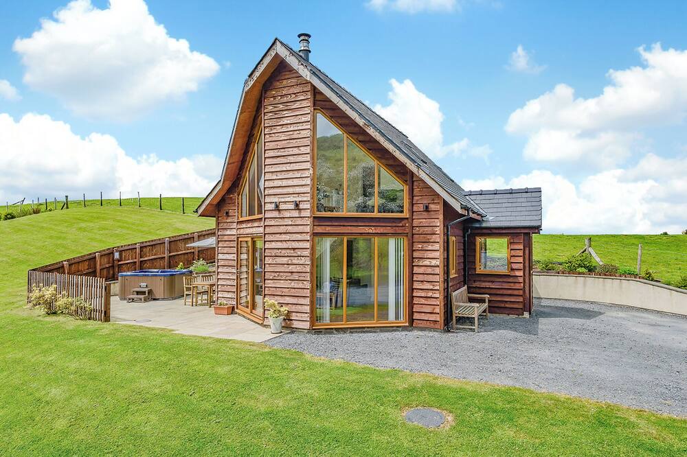 Caersws Ski Chalet | Outstanding open plan two storey lodge.