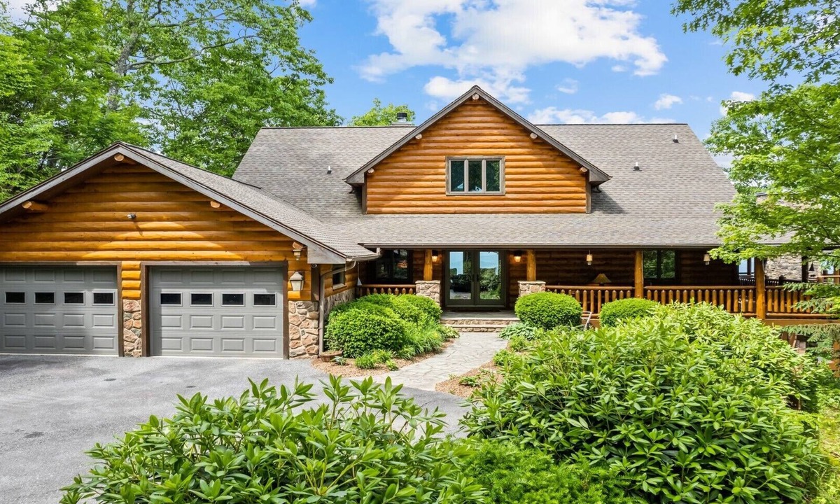 Maggie Valley Cabin | Outstanding Views! 5BR/4.5 BA/Sleeps 14, Hot-Tub, Pool Table!