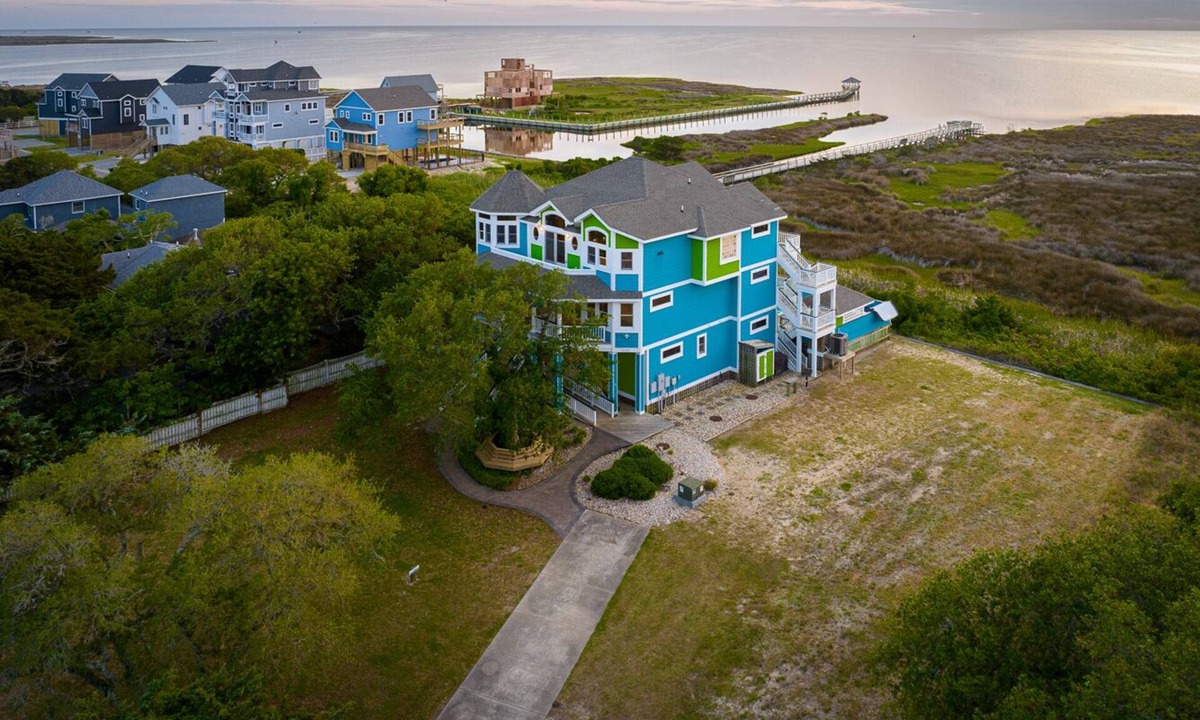Salvo House | Panoramic Views! 7BR - 8BA - Elevator- Pool - Hot Tub - Game Room - Theater