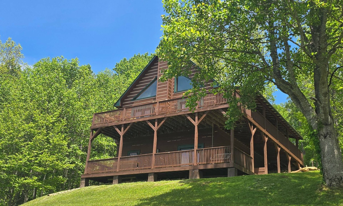 Ashe County Cabin | Paradise in the Mountains! Charming 3-bedroom cabin with amazing views!
