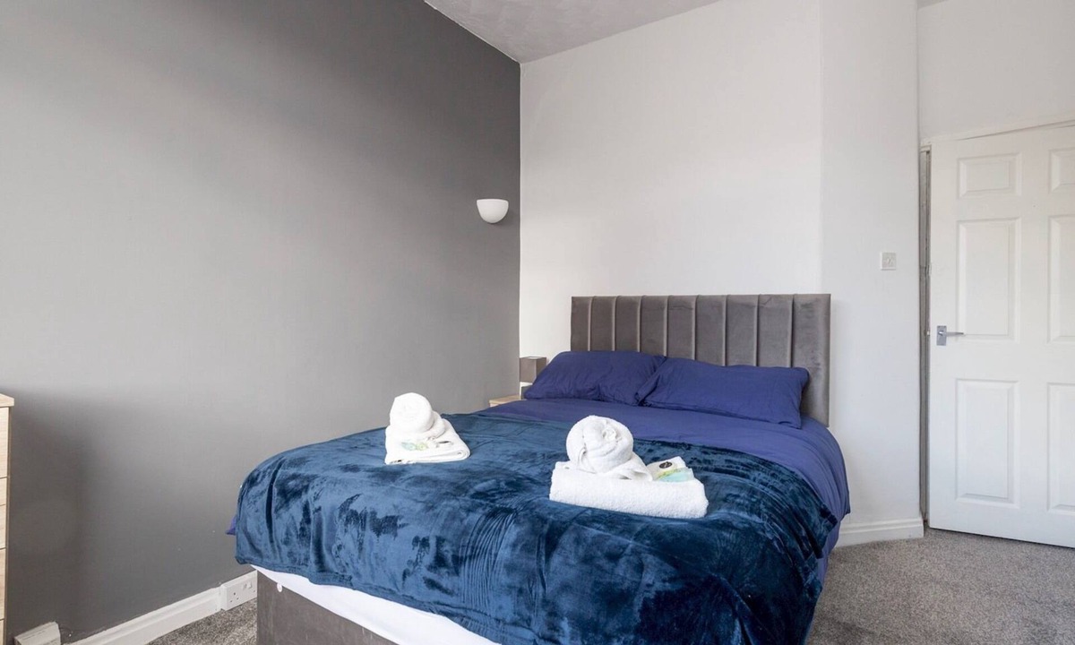 Darlington House | Pass the Keys | 5-Bed Darlington | Great for Groups & Longer Stays