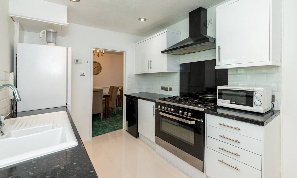 Tilehurst House | Pass the Keys | Spacious & Fabulous 3 BDR Family House