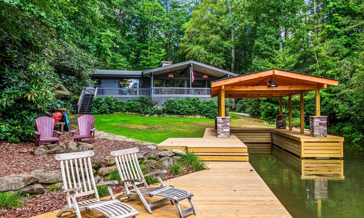 Lake Toxaway House | Peace and Seclusion - at Pair-A-Dice Cove in Beautiful Lake Toxaway.