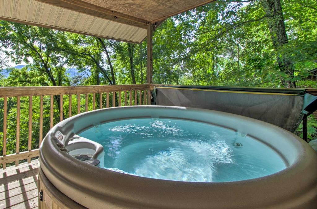 Bryson City House | Peaceful Bryson City Cabin - Fire Pit and Hot Tub!