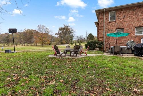 Goodlettsville Villa | Peaceful Historic Villa with Hot Tub & Pool near Downtown Nashville, Tennessee