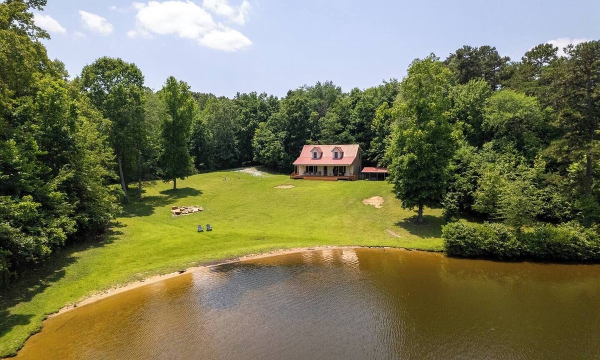 Hurdle Mills House | Peaceful Lakefront Retreat