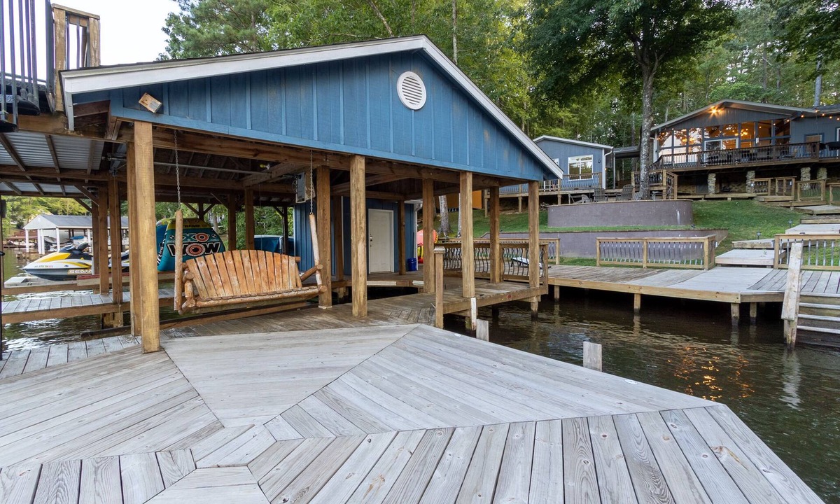 Macon House | Peaceful lakehouse on deep water cove, firepit, tiki bar