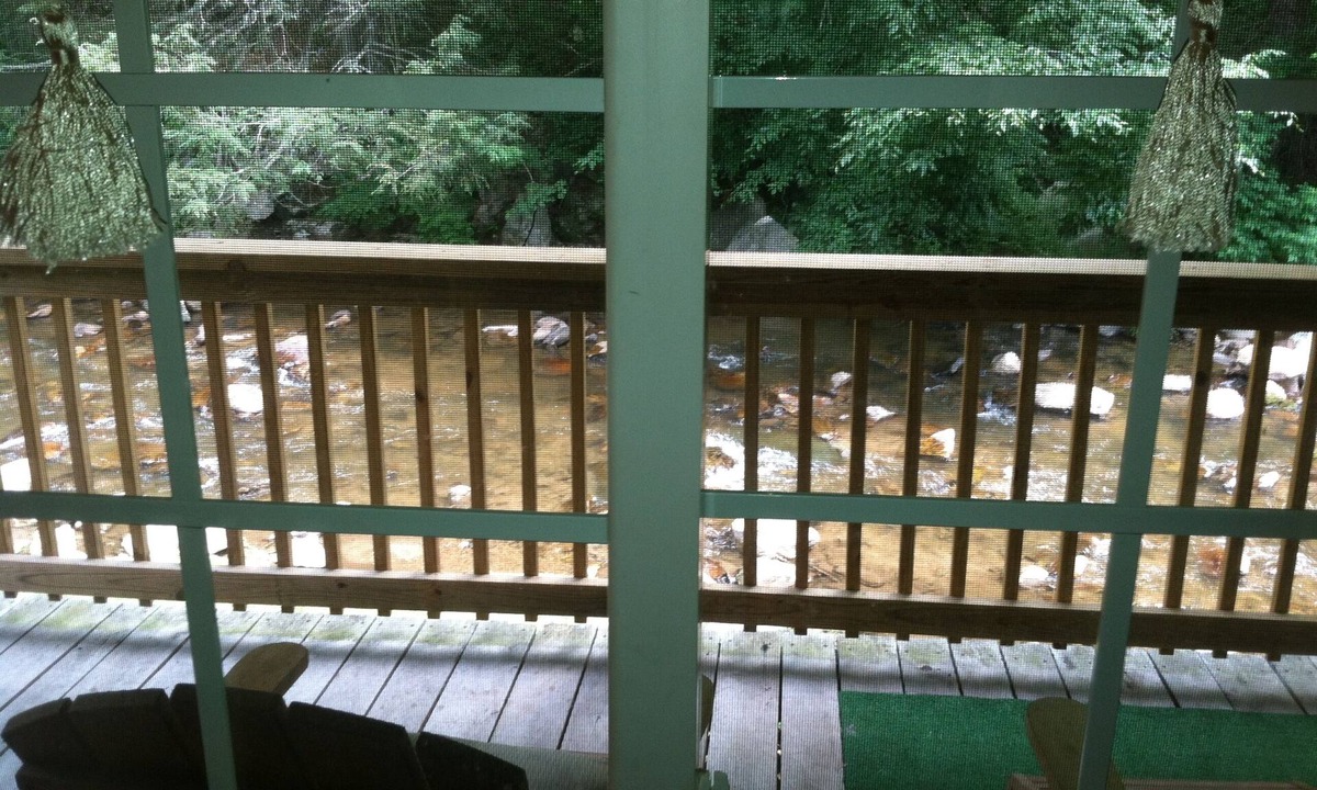 Cozy Located The Banks Of Trout Stream | Lansing