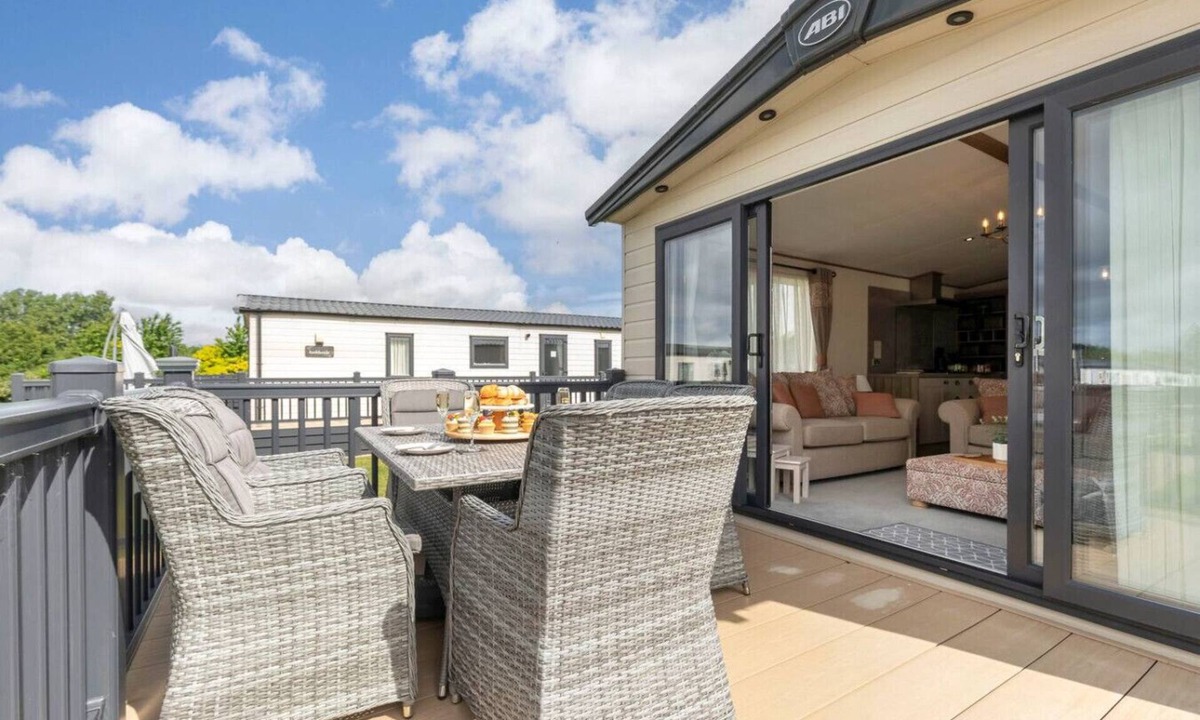 South Cerney Cabin | Peaceful Millers Lodge at The Cotswold Water Park