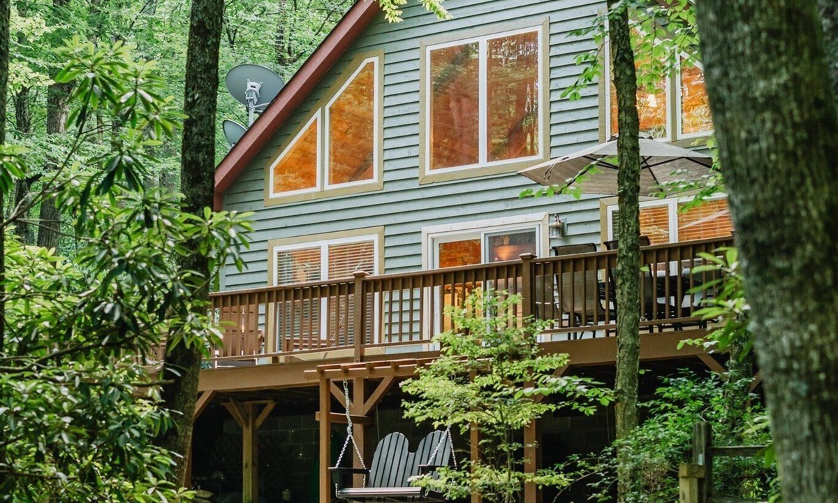 Blowing Rock Cabin | Peaceful Mountain Retreat, Hot Tub & Cozy Firepits