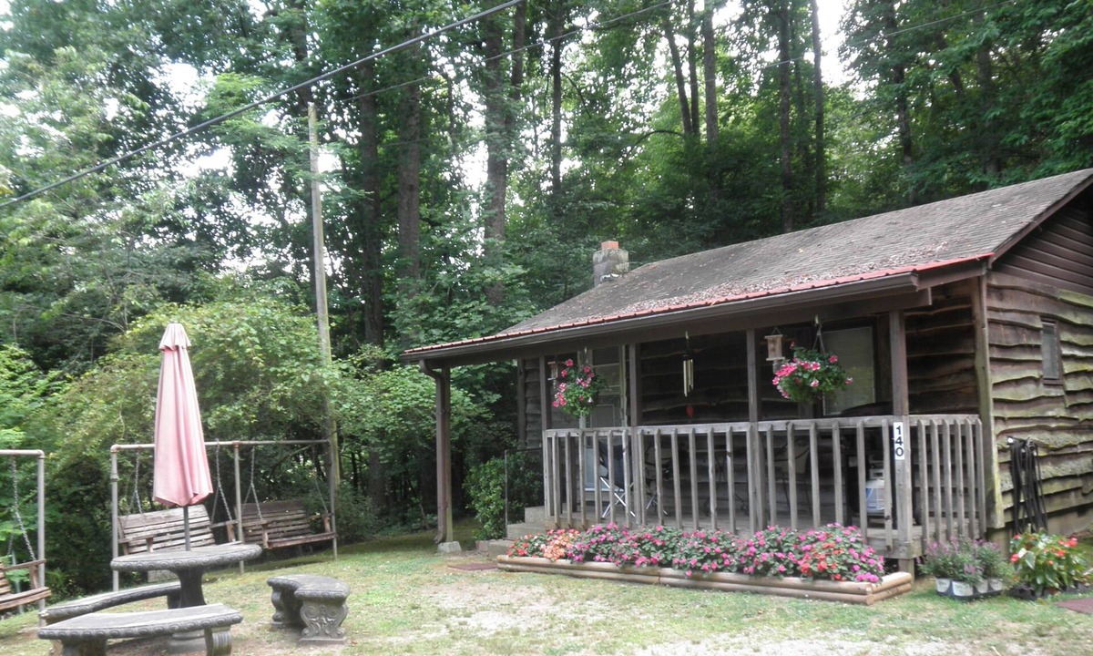Franklin Cabin | Peaceful Romantic Getaway - Sleeps 2 - Lavender Cabin